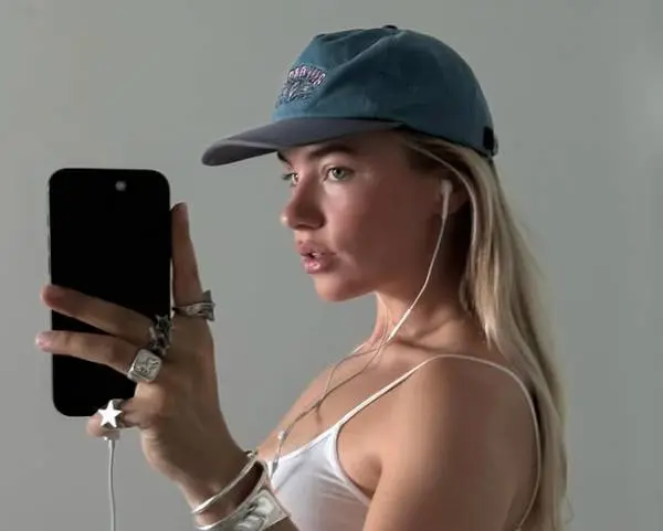 De heerlijke Juultje Tieleman gooit weer lustig haar kleren uit... en dan weet je dat Instagram in brand staat