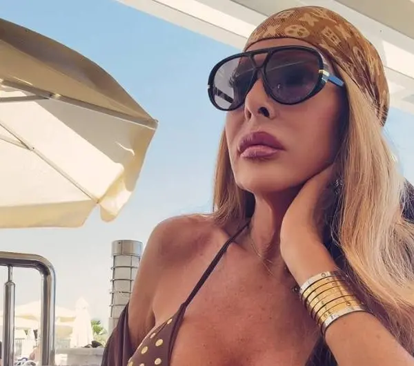 'Real Housewife' Annelies pakt uit met straffe onthulling: "Mijn billen werden ooit gestolen!"