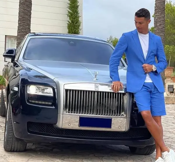 Cristiano Ronaldo showt autocollectie die tientallen miljoenen waard is (en hij weet zelf niet hoeveel hij er heeft)