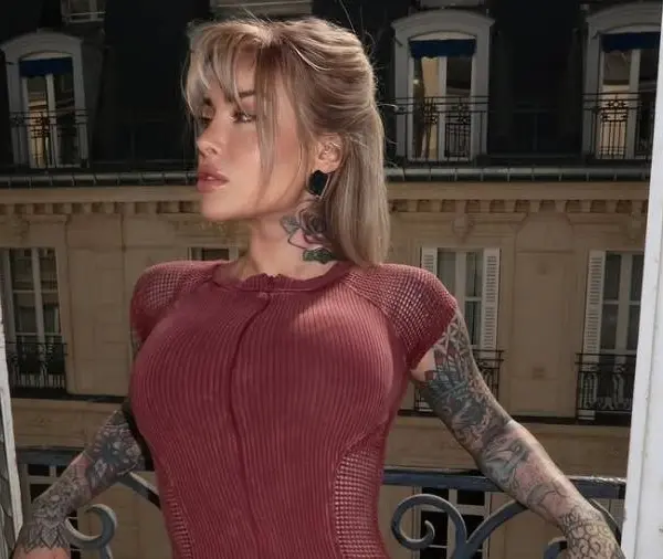 Limburgse EOTB- en Temptation-babe Lie Meurs zet haar 'rondingen' en tattoos in de schijnwerper met heerlijke bikinselfie