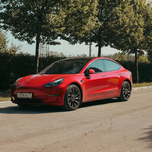 Hij kocht in 2022 een Tesla voor 58.000 euro... Nu krijgt hij te horen wat die nog waard is en hij is in complete shock!