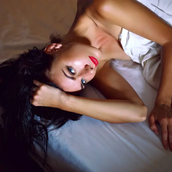 Jimmy (26) vond een knappe, onbekende vrouw in zijn bed... Het zou een droom moeten zijn, maar werd een vernedering!