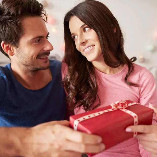 Cadeautjes kopen voor z'n lief levert hem triootjes op met haar en haar vriendin: "Maar nu ben ik compleet blut!"