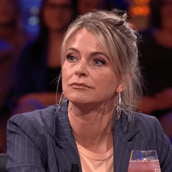 Karen Damen schrikt zich rot: man onthult welke 'pikante' beelden hij van haar zag (en Gert Verhulst is betrokken)