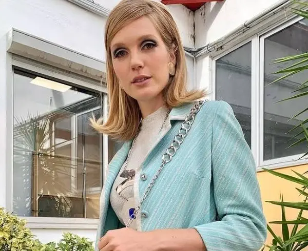 ‘Knokke Off’-actrice Emma Moortgat duikt in felgroen badpak een bergmeer in, en haar volgers gaan helemaal los