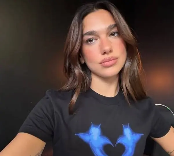 Dua Lipa 'heetste vrouw op aarde' gedoopt na bikinifoto's, waarbij vooral ook haar billetjes in de etalage staan