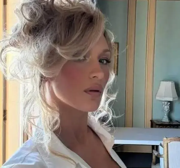 Supermodel Bella Hadid en haar vriendinnen maken zichzelf helemaal nat... en da's verdomd fijn om naar te kijken!