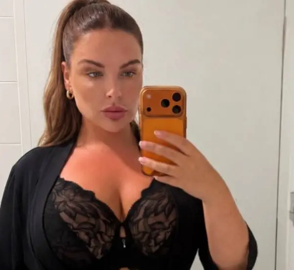 Sharon is een van de meest gevolgde Vlaamse vrouwen op Instagram. Deze bikinifoto's tonen waarom...