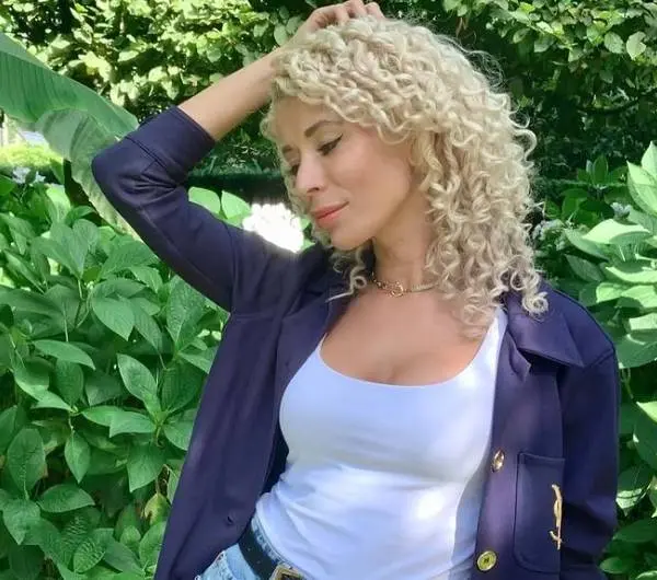 Olga uit 'The Sky is the Limit' trekt een 'spannend' pakje aan en toont hoe lenig ze is