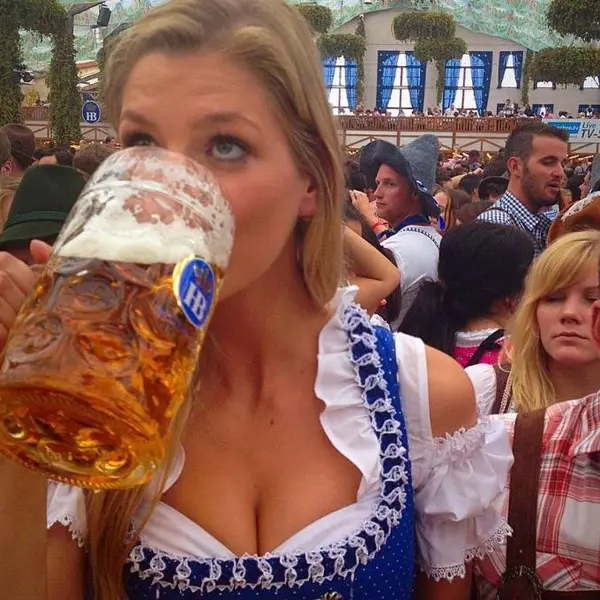 Het 'Oktoberfest' staat voor de deur: laat ons dat vieren met enkele van de lekkerste drindl-babes (foto's)