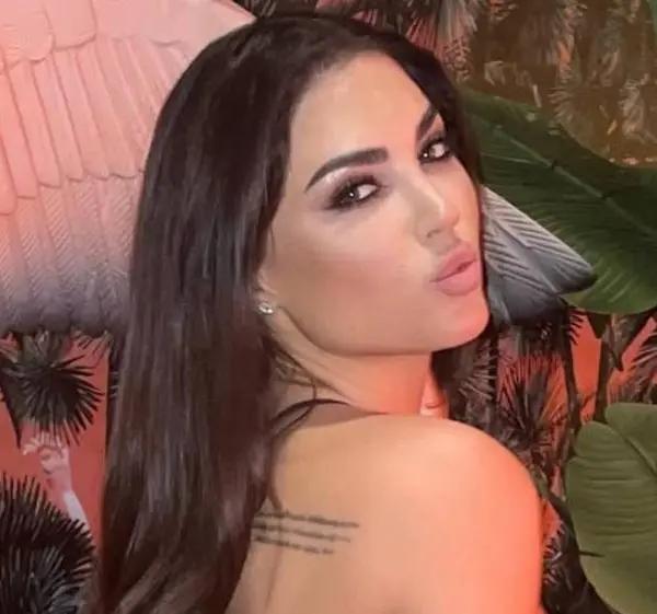 Yolanthe Cabau etaleert haar billetjes in de supermarkt... Maar mensen maken zich vooral zorgen over haar 'intieme' leven!