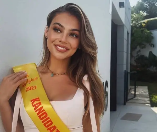 Valentine, het lief van 'RVG', gekroond tot Miss West-Vlaanderen! Wij vieren dat met haar heetste kiekjes...