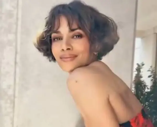 Halle Berry (60!) ziet er simpelweg indrukwekkend uit in een doorschijnend badpak (foto's)