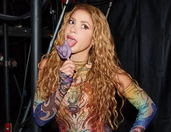 Vooraan staan bij een optreden van Shakira is geen straf, zeker niet als ze schaars gekleed met de heupen schudt (video)