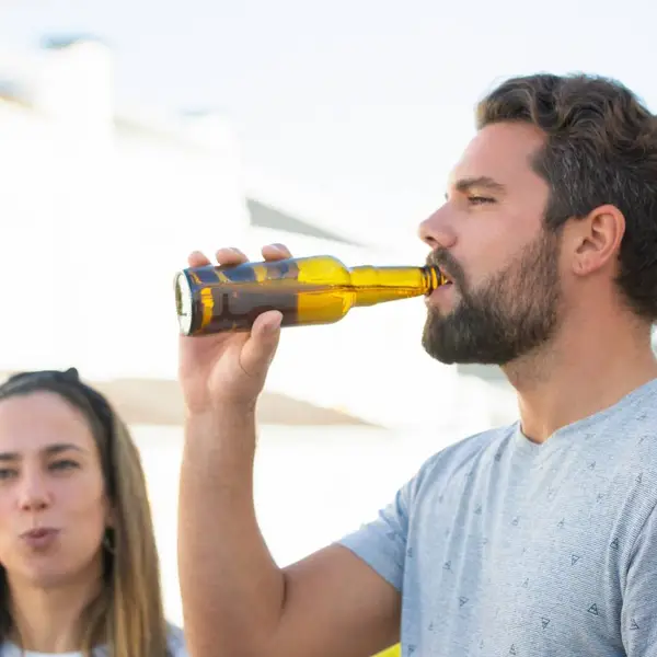 Tot 500 euro GAS-boete als je in deze Vlaamse stad op straat alcohol drinkt