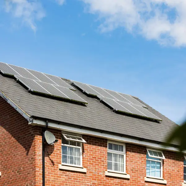 Bijna 5.000 Vlamingen met zonnepanelen kregen dit jaar al een boete — en afschaffen kan niet