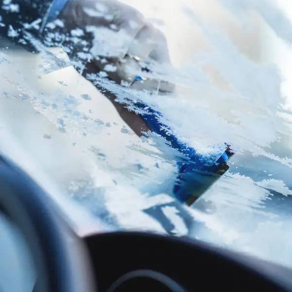 Nu de winter op komst is, waarschuwen experts: "Duw nooit op deze knop in je auto"