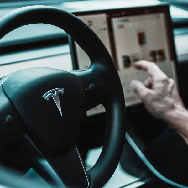 Tesla-eigenaar onthult na zes jaar de verborgen kosten van zijn wagen die hij niet zag aankomen