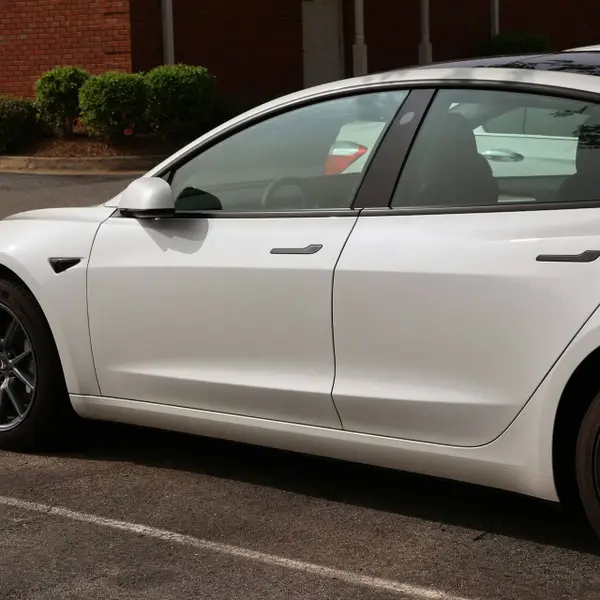 Vlaamse Tesla-eigenaar trekt aandacht met gepersonaliseerde nummerplaat: "Het zegt alles over zijn batterij"