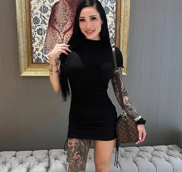 Leven we in 2026!? Caitlin (33) moet decolleté bedekken voor ze vliegtuig op mag (foto's)