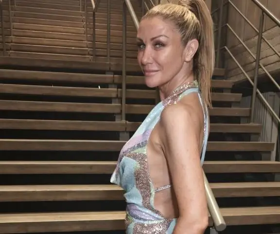 Debby Pfaff (51) showt haar figuur in opvallend badpak: “Wat een prachtige vrouw!” (foto's)