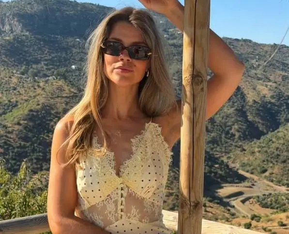 Bloedmooie ex-Miss België Justine De Jonckheere in lingerie én doorschijnende outfits... da's toch een beeld dat blijft hangen!