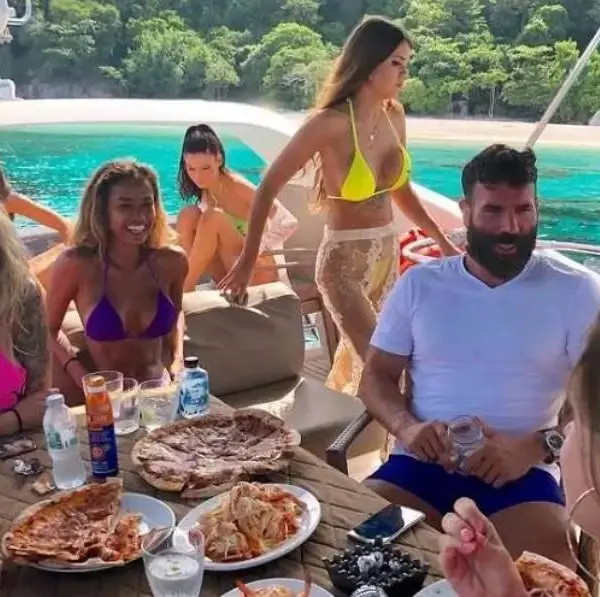 Hoeveel keer gaat een echte 'pro' van bil? Bekende én beruchte vrouwenzot Dan Bilzerian zegt het ons...