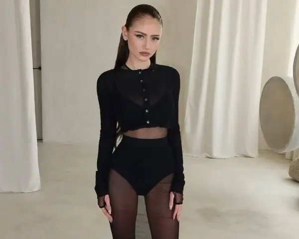Tandjes poetsen in lingerie... meer heeft Leni, de dochter van Heidi Klum, niet nodig om te scoren op Instagram