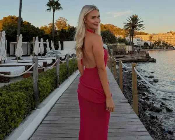 Celine Van Ouytsel zet haar prachtige benen in de kijker met opvallende panty's (foto's)