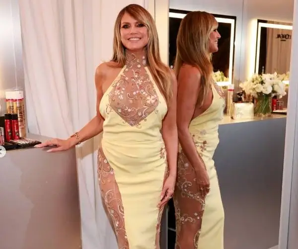 Eeuwig jonge Heidi Klum komt 'amper gekleed' voor de dag... en iedereen is nu stikjaloers op haar hond! (foto's)
