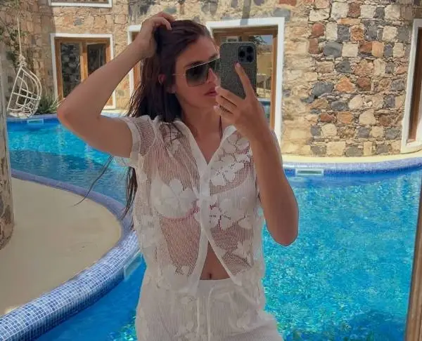 Ex-Miss België Emilie Vansteenkiste mocht 25 kaarsjes uitblazen... Tijd voor een feestje met haar 'lekkerste' plaatjes!