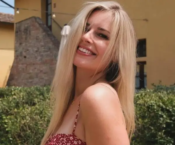 Jade Mintjens poseert in doorschijnende jurk en andere 'leuke' outfits: "Wat een wijf!"