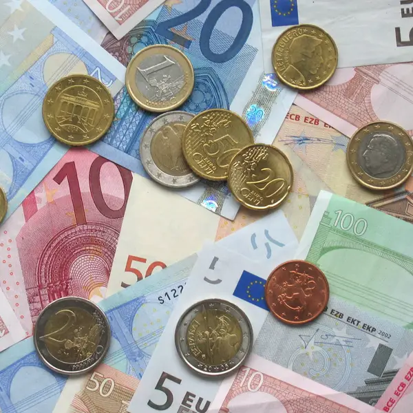 €100.000 op je spaarboekje? Zoveel laat je als Belg elk jaar liggen