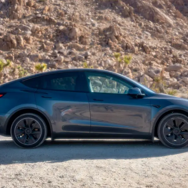 Vrouw kocht twee jaar geleden een Tesla Model Y, en legt uit waarom het haar 'slechtste financiële beslissing ooit' is