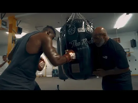 Mike Tyson steps back into the ring, Fury reacts very pathetically