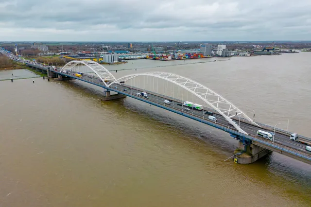 Geen strooizout op fietspad Merwedebrug: extra gevaar voor fietsers bij winterweer
