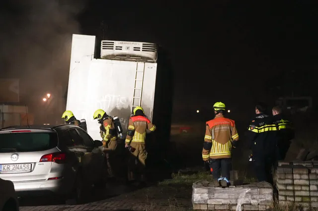 Brand in vrachtwagenaanhanger in Veense Polder
