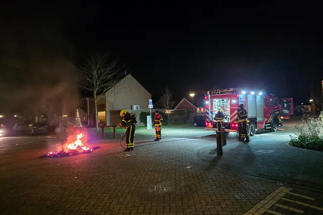 Autobanden in brand gestoken in Wijk en Aalburg