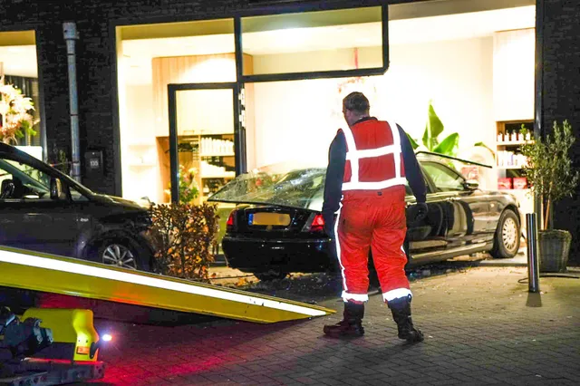 Auto rijdt kapsalon binnen in Woudrichem: bestuurder lichtgewond, kapsalon zwaar getroffen