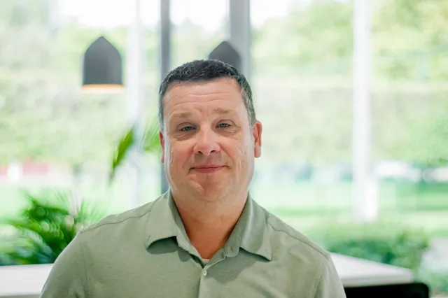 Roan Botman presenteert debuutroman Polderweg in bibliotheek Woudrichem