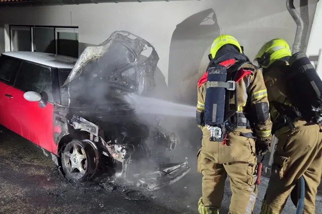 Auto brandt uit aan Dorpsstraat in Dussen, woning blijft gespaard