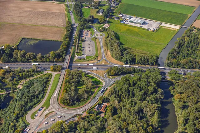 Nachtafsluiting viaduct over A27 bij Werkendam