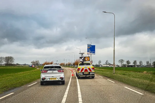 Rijstrook deels dicht na verlies lading op provinciale weg bij Veen