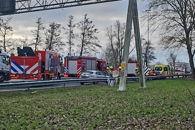 Automobilist (58) overleden bij botsing met vrachtwagen op A27 bij Nieuwendijk