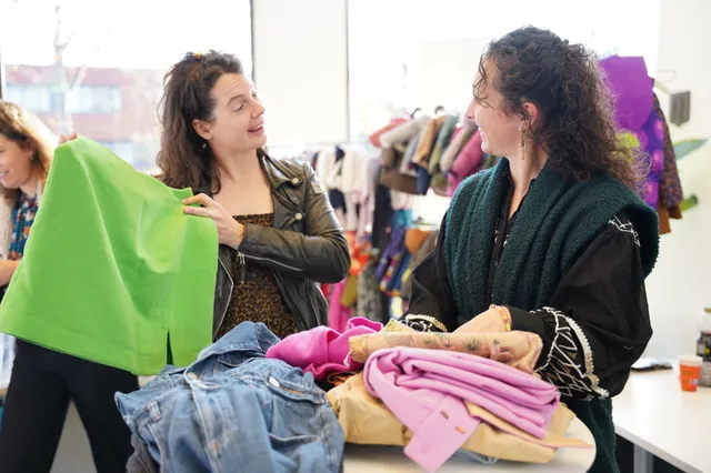 Voorjaarskledingruil voor vrouwen in bibliotheek Woudrichem Image