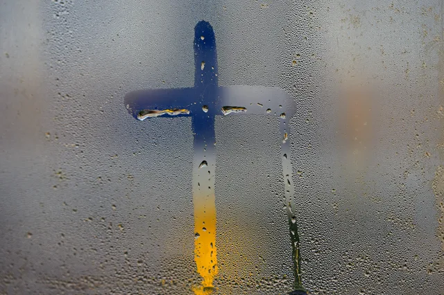 Opblaaskerk in week voor Pasen bij Centraal Station Apeldoorn