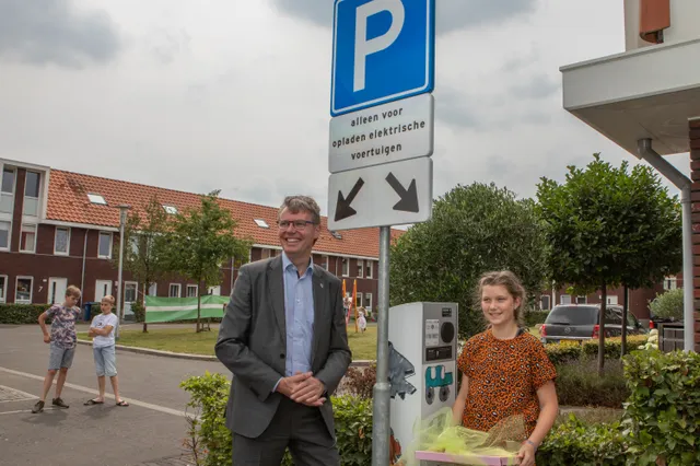 Eerste van 100 nieuwe, duurzame laadpalen voor elektrische auto's in Apeldoorn