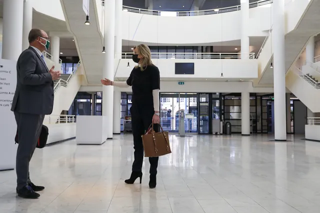 Minister Ollongren bezoekt stembureau Tweede Kamerverkiezing in Apeldoorn