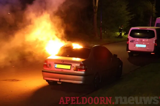 Brandweer kan brandende auto niet meer redden