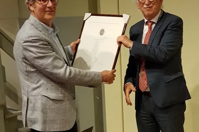 Harry Vos ontvangt Zilveren Erepenning gemeente Apeldoorn